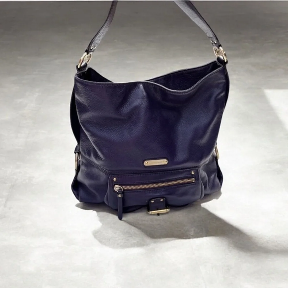 Michael Kors Austin hobo bag crafted from pebbled leather gold-tone hardware.